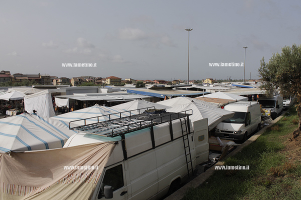 Lamezia: Famiglie girovaghe vanno via da area via Vercillo, mercato si svolge regolarmente