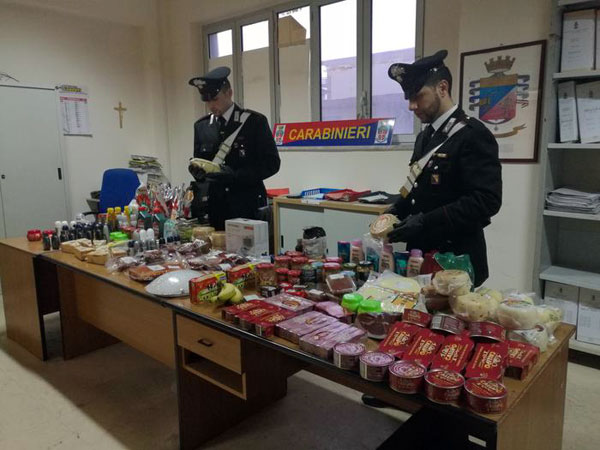Rubano merce in supermercati a Crotone per 5 mila euro, arrestati