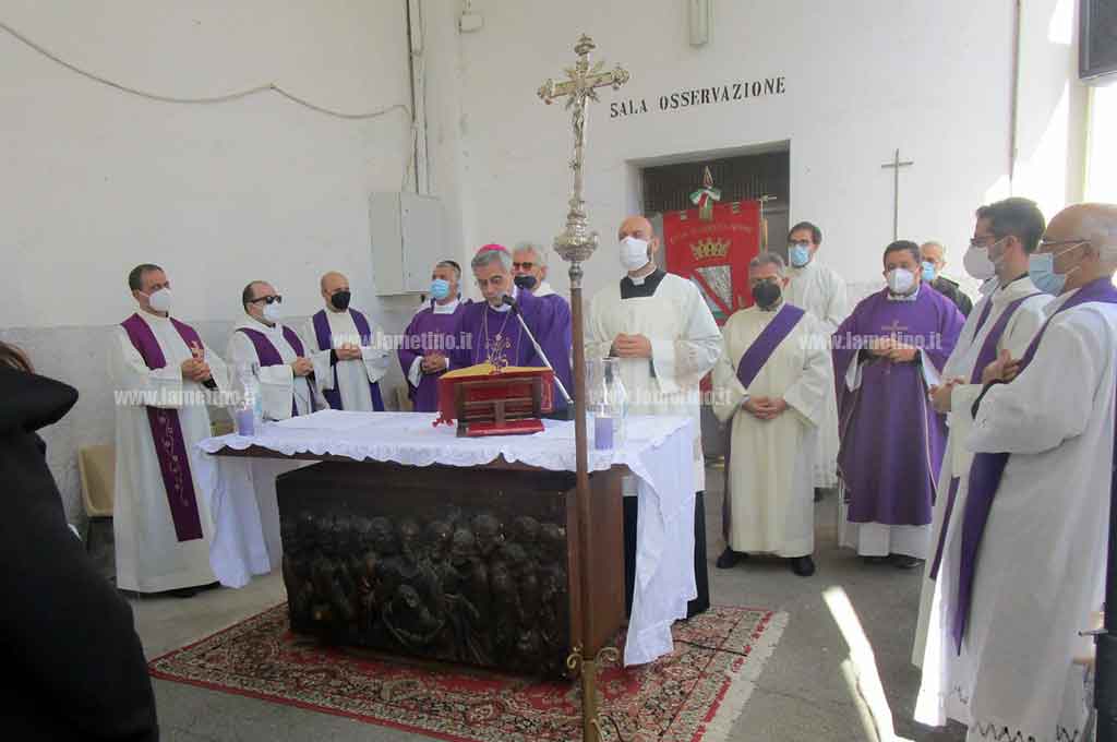 Lamezia, commemorazione dei defunti: preghiera e riflessione nei cimiteri cittadini