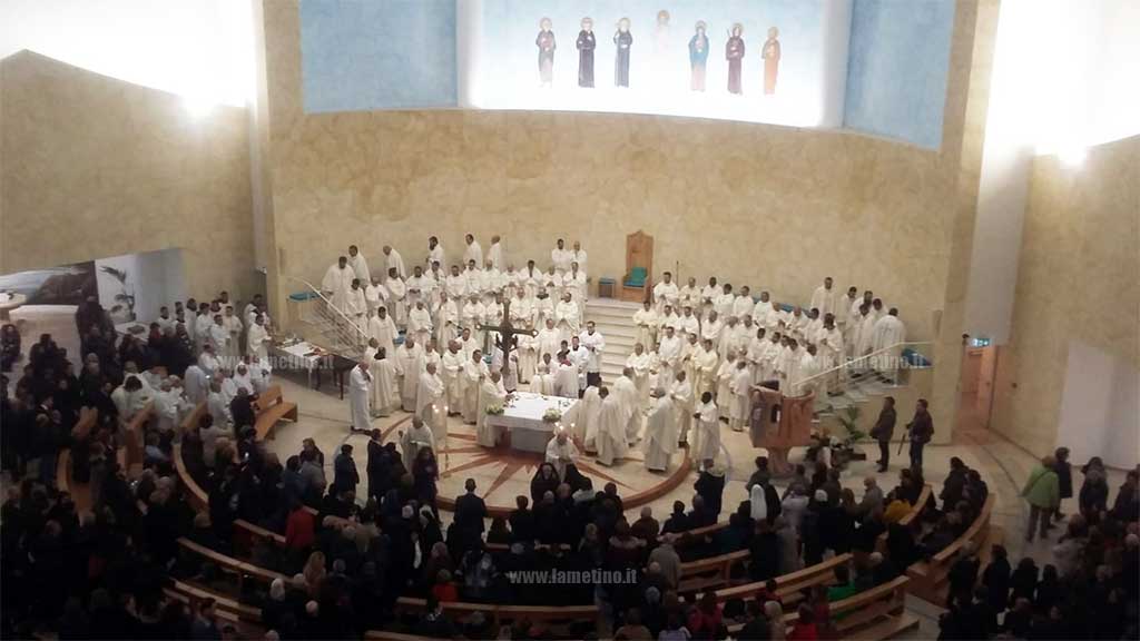 Lamezia, messa Crismale nella chiesa di San Benedetto. Cantafora: "Vocazione è una responsabilità e un impegno"