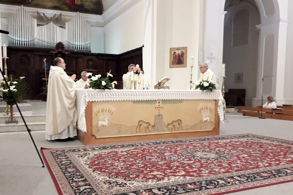 Lamezia, Pasqua senza fedeli celebrata dal Vescovo: "Prepariamo alla luce di Cristo ciò che verrà domani"