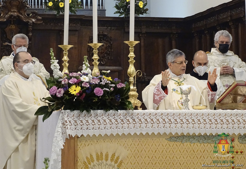 Lamezia, vescovo Schillaci celebra messa di Pasqua: “Il bene tende sempre a ritornare a sbocciare e a diffondersi”