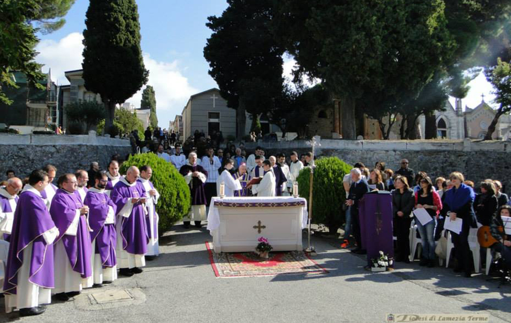 Lamezia, commemorazione defunti: le celebrazioni del vescovo nei cimiteri cittadini