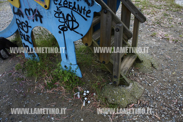 Lamezia: Siringhe e confezioni metadone in area giochi parco Mastroianni