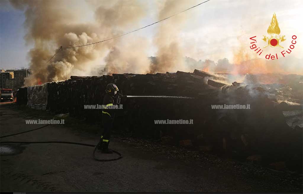 Incendio nel cantiere della metropolitana a Catanzaro, ipotesi dolosa - VIDEO