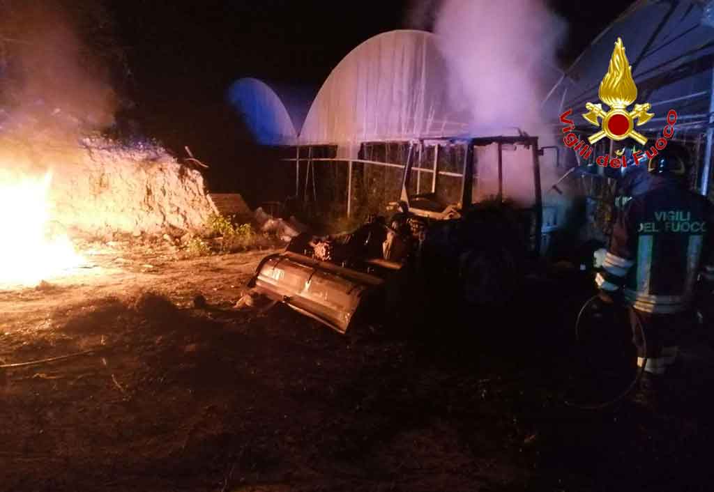 In fiamme serre e due mezzi agricoli a Rombiolo