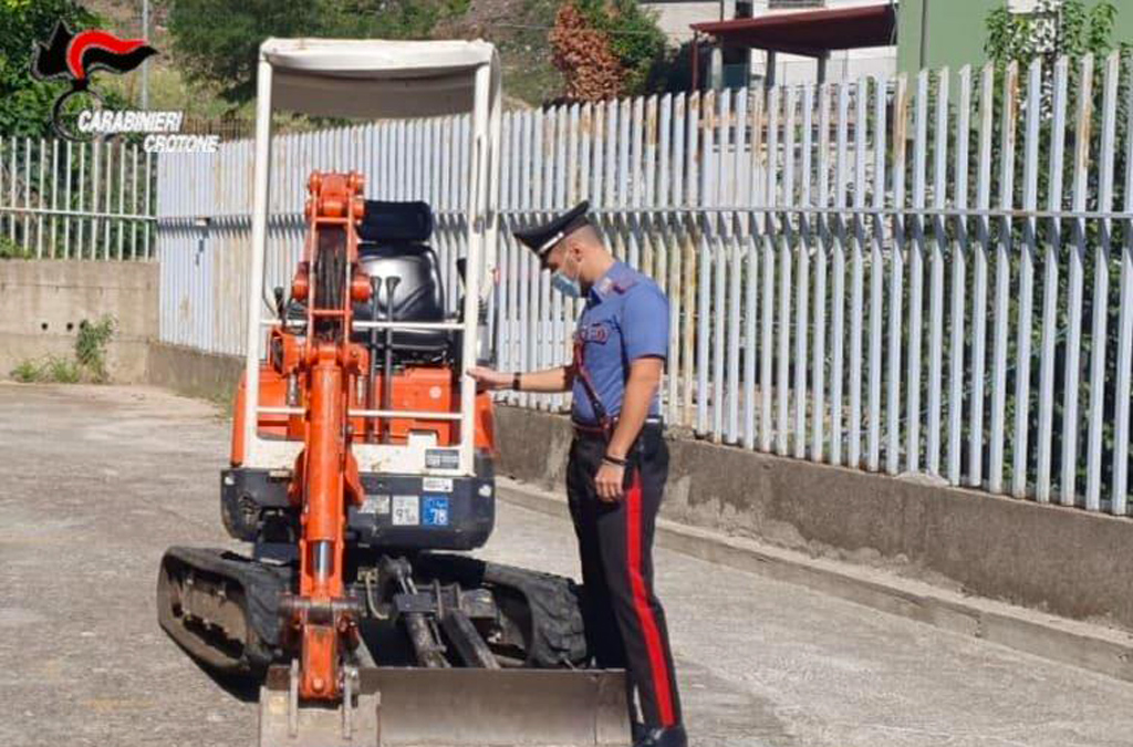 Trovati con mezzi agricoli rubati, denunciati coniugi nel Crotonese