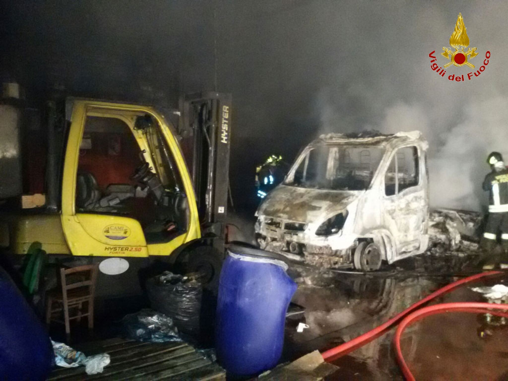 Incendiati due mezzi azienda smaltimento rifiuti a Crotone
