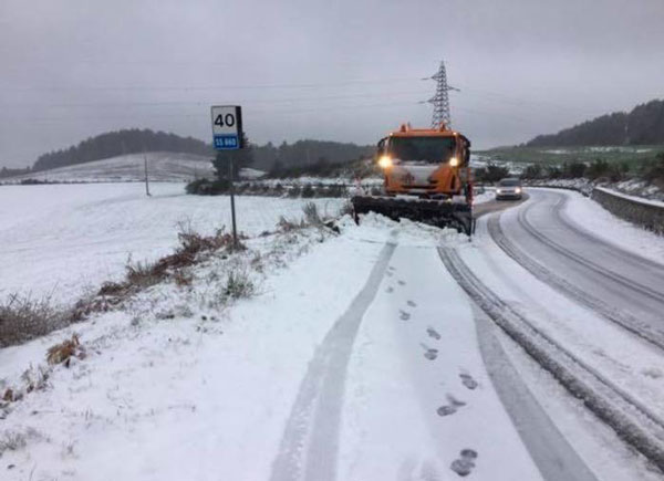 Continua a nevicare in Sila, mezzi al lavoro sulle strade