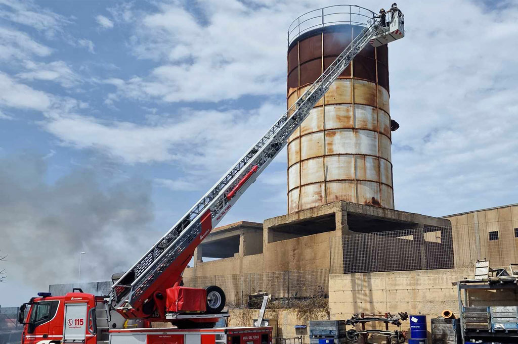 Incendio si propaga ad autofficina nel Reggino, impegnati sei mezzi dei vigili del fuoco