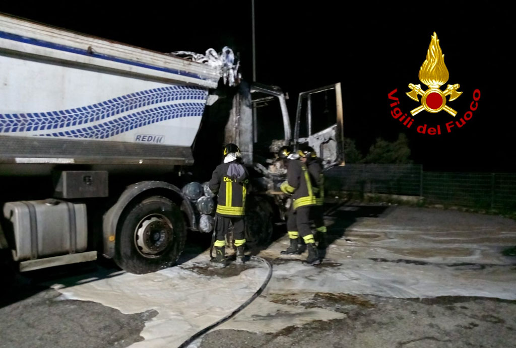 Camion in fiamme a Chiaravalle Centrale, avviate indagini dei Carabinieri