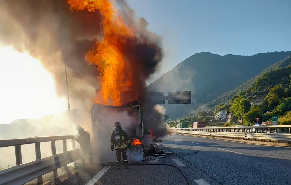 Mezzo pesante avvolto dalle fiamme su A2 direzione Scilla