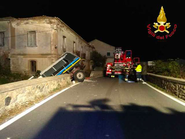 Mezzo dei Rangers sbanda e sfonda muro SS106 a Melito, nessun ferito