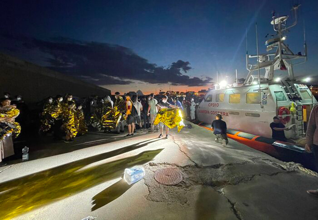 Migranti, doppio sbarco a Isola Capo Rizzuto: arrivati in 196