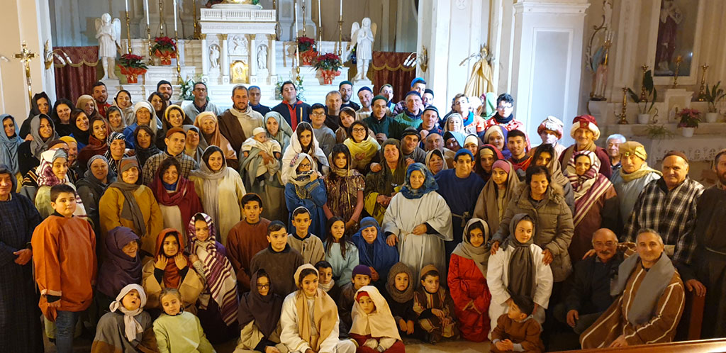 Figuranti e visitatori per il presepe vivente di Miglierina