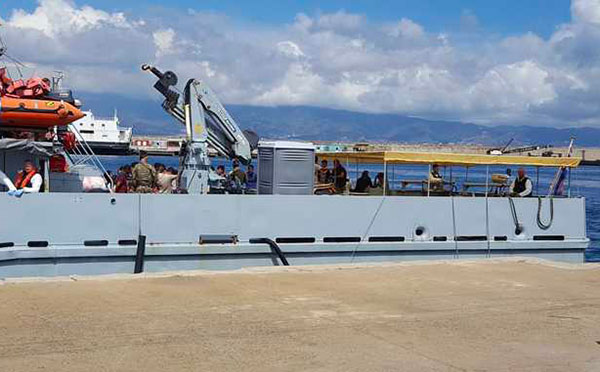 Nave militare inglese approdata a Reggio con 46 migranti a bordo