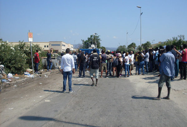 Iniziato trasferimento migranti in nuova tendopoli San Ferdinando. Prefetto: soluzione temporanea