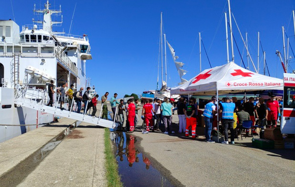 Terminate operazioni sbarco di 320 migranti nel porto di Crotone