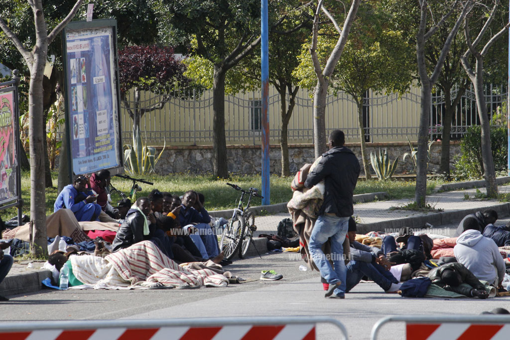 Lamezia: continua da 4 giorni la protesta dei migranti davanti al Commissariato