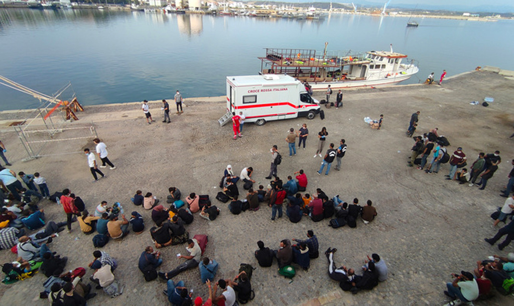Migranti, terzo maxi sbarco Crotone in una settimana: 125 sono minori