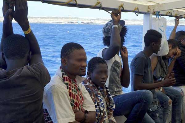 Migranti aggrappati a scogli dopo essere finiti in mare, soccorsi nel crotonese