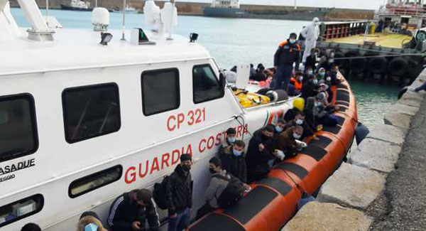 Nuovo sbarco di migranti in Calabria, in 72 soccorsi a Crotone