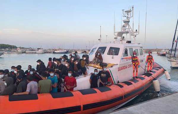 Continuano gli sbarchi in Calabria, soccorsi in mare altri 240 migranti