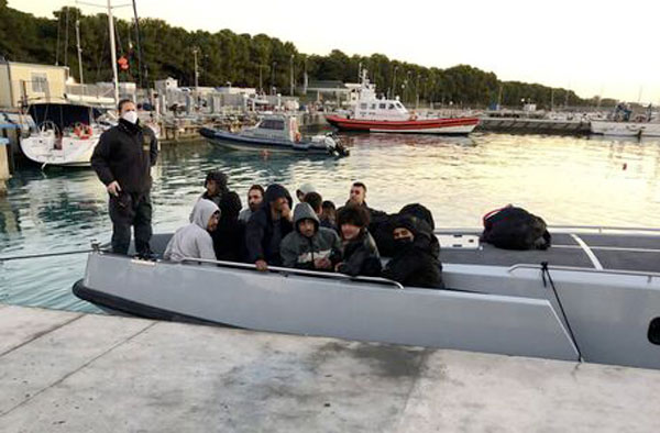 Soccorsi da guardia costiera 230 migranti a Roccella Ionica