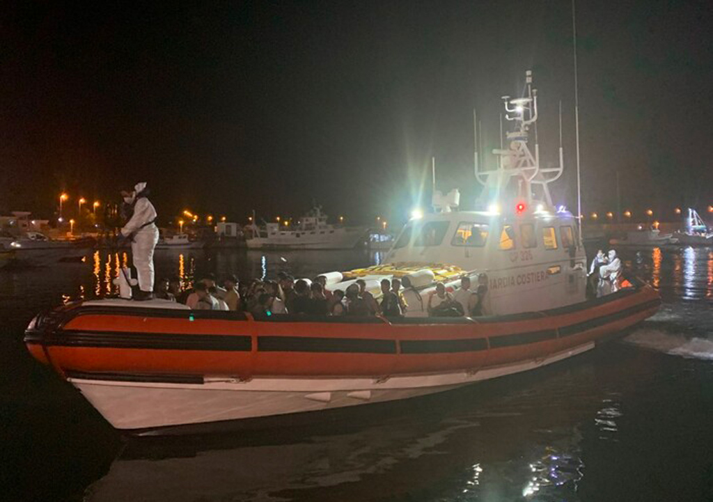 Migranti, ancora uno sbarco a Roccella: sono 85