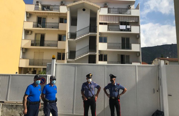 Migranti positivi al Covid resteranno in quarantena ad Amantea, sit-in cittadini davanti Comune