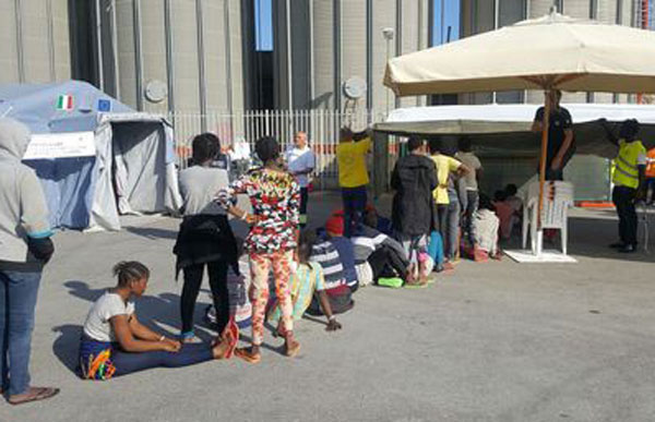 Arrivati 80 migranti a Roccella Jonica, barca arenata a riva