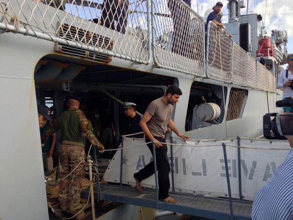 Arrivata a Crotone nave con 695 migranti a bordo, sei minori e due donne incinte