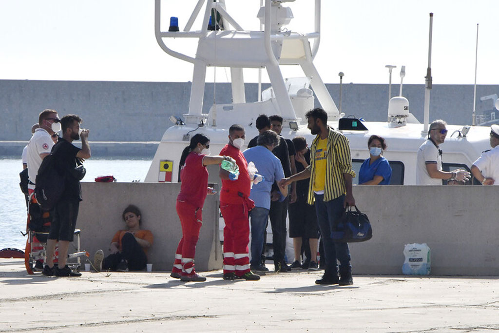 migranti-crotone-2882307606ed353a88c8035b11ec_c6362.jpg