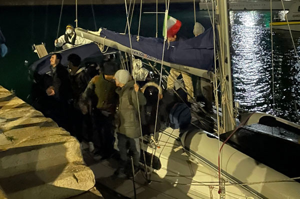 Migranti, primo sbarco del 2023 a Crotone: arrivati in 62