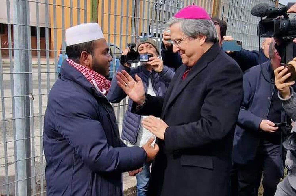 Naufragio migranti nel Crotonese, vescovo e musulmani in preghiera davanti al Palamilone che ospita bare vittime