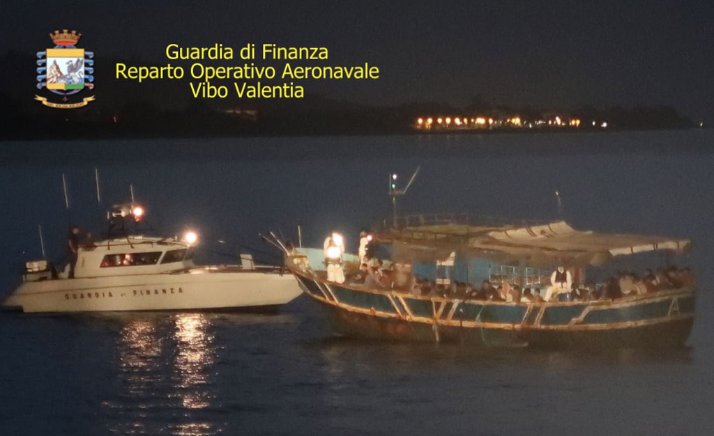Guardia finanza intercetta peschereccio con 89 migranti al largo di Roccella Ionica, fermati 6 trafficanti