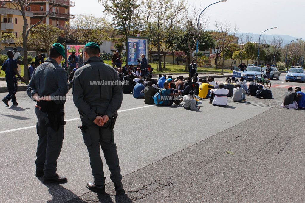 migranti-lamezia-6-aprile-2.jpg