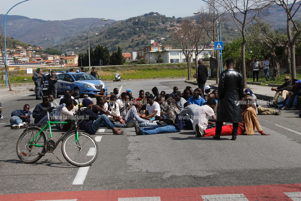 Lamezia: migranti protestano per alcune ore davanti commissariato di polizia