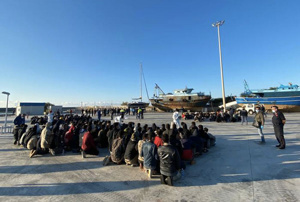 Ancora due sbarchi di migranti in Calabria, 10 in un giorno