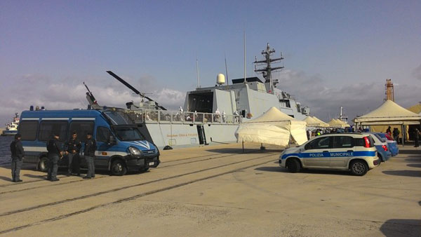 Giunti 558 migranti a Reggio Calabria a bordo nave Marina