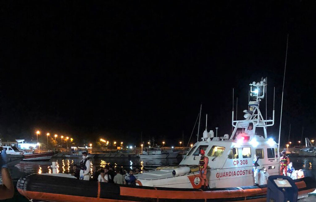 Sbarco di migranti nel porto di Roccella Ionica, arrivati in 22
