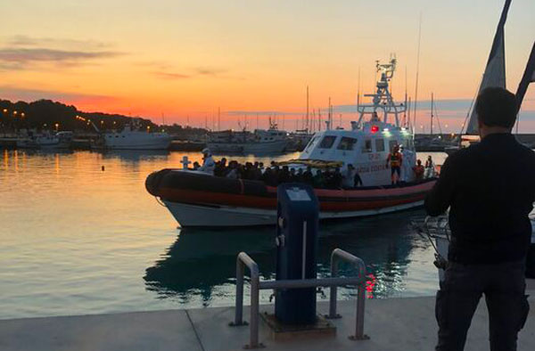 Migranti, in 95 sbarcano a Roccella Ionica