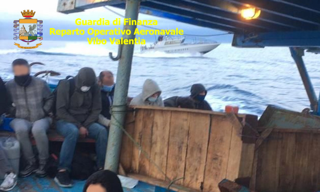 Intercettate due imbarcazioni di migranti in Calabria: fermati 8 presunti scafisti