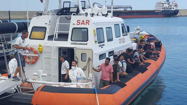 Sbarcati 53 migranti a Crotone, a soccorrerli anche ospiti campeggio 