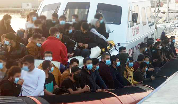 Migranti, in 106 sbarcati a Roccella Ionica: fra loro donne e bambini