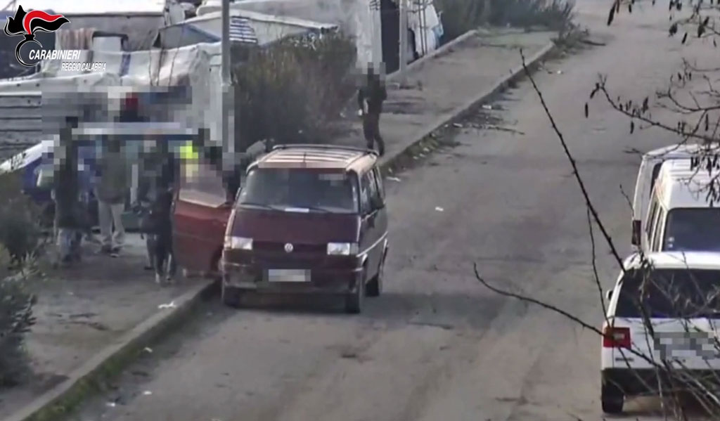 Migranti, sfruttamento del lavoro nero e prostituzione: 29 arresti nella Piana di Gioia Tauro