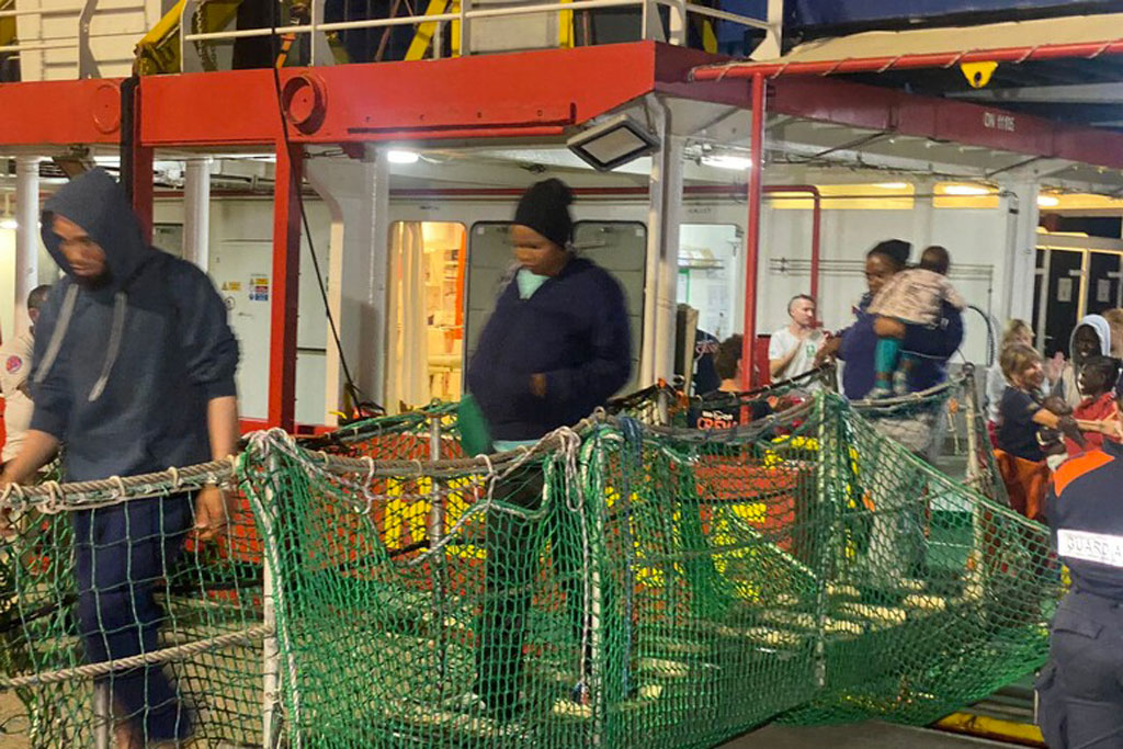 Sbarcati a Vibo i migranti soccorsi in mare dalla Sea-Eye, a bordo anche 4 salme
