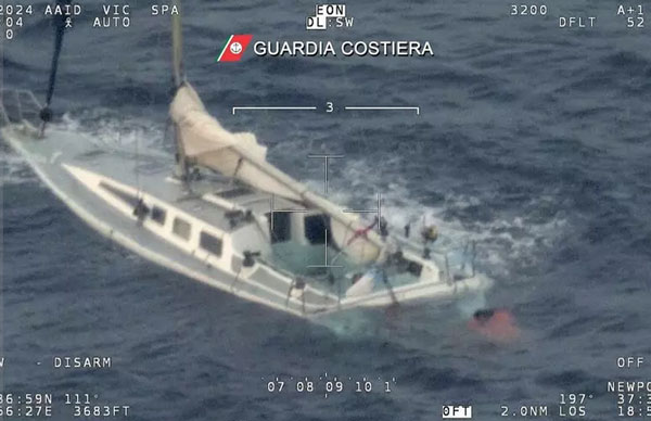 Naufragio al largo della Calabria, parenti di dispersi cercano di riconoscere corpi