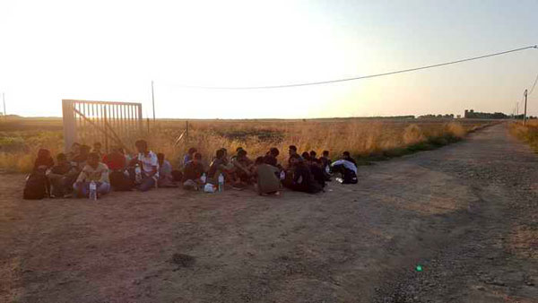 Migranti sbarcano da veliero su coste crotonesi, ci sono anche 4 minori 