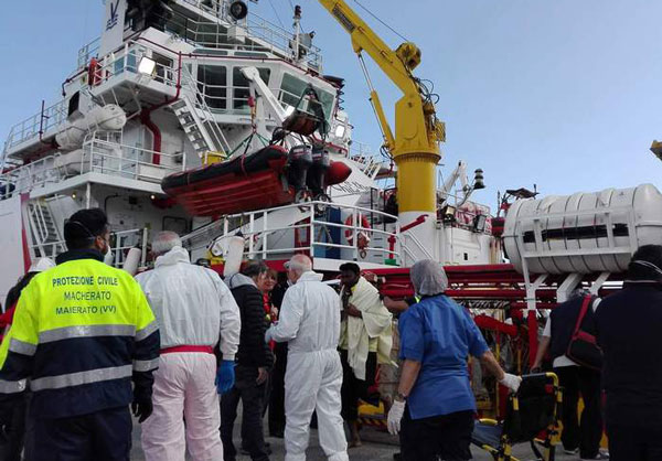 Giunta a Vibo Marina nave con 548 migranti, due in gravi condizioni